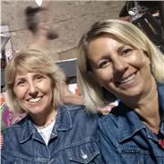 Insegnante di latino impartisce lezioni ad alunni di liceo scientifico e classico